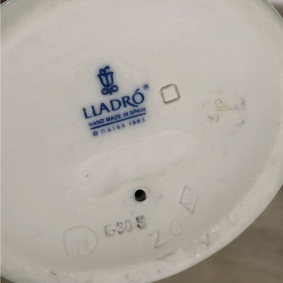 “Autumn Girl with Doll” Lladro Figurine - Picture 6 of 6